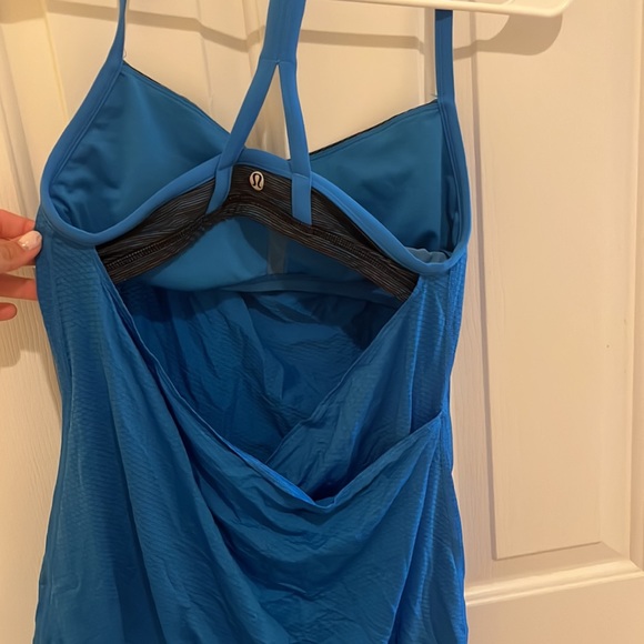 Lululemon performance tank with built in sportsbra - Picture 3 of 6